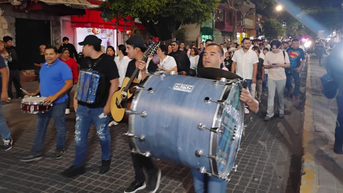 Un grupo de ciudadanos y políticos salieron a las calles de Tequila para reclamar paz y justicia (Foto: Melissa Álvarez)