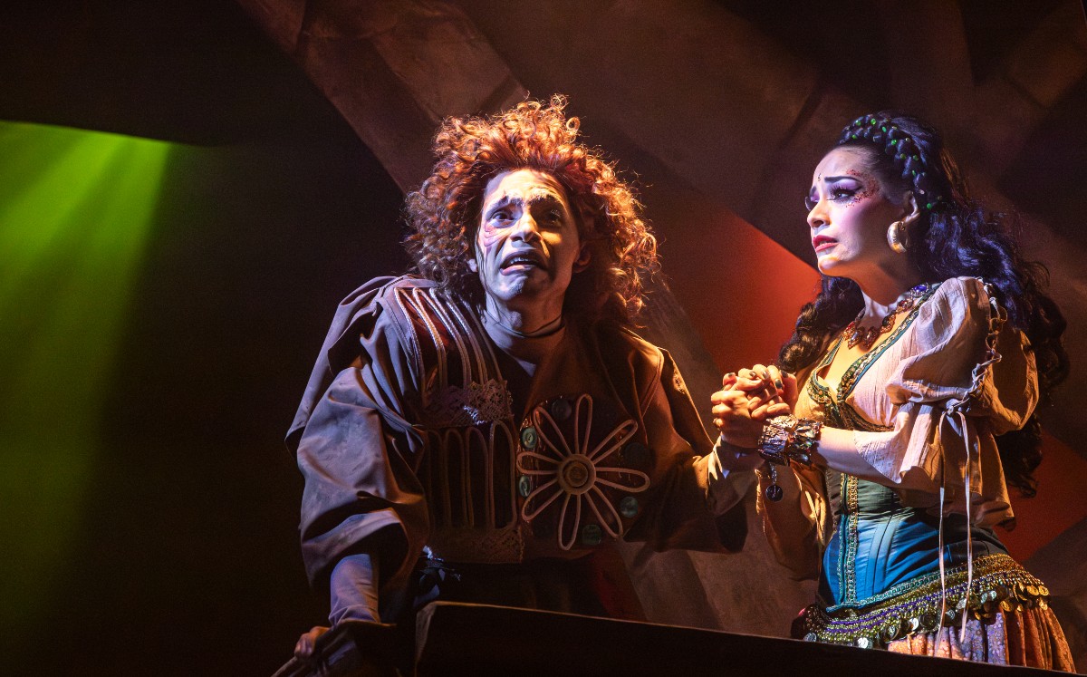 Lupita Sandoval repone el musical 'Notre Dame de París' con su hijo