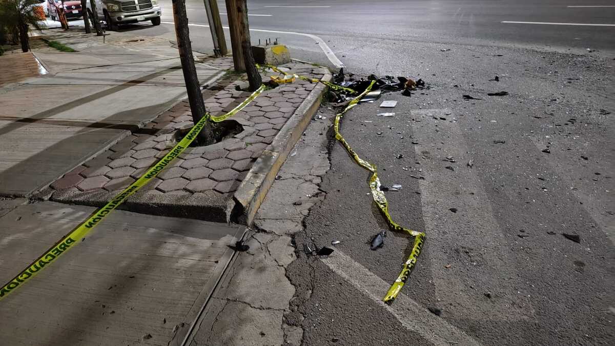 Muere motociclista tras choque con camioneta en Diagonal Reforma; acompañante está grave. | Especial