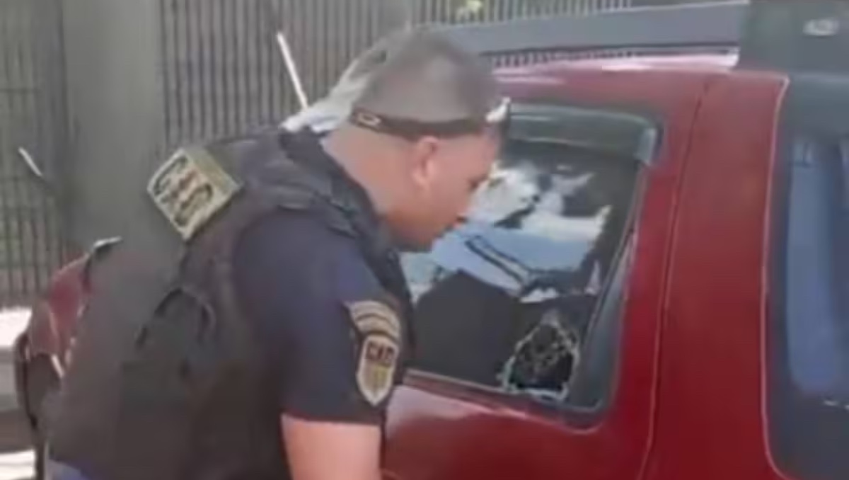 Niño de 2 años encerrado en un auto a 35 grados mientras hacían compras: policía lo rescata y la abuela indigna