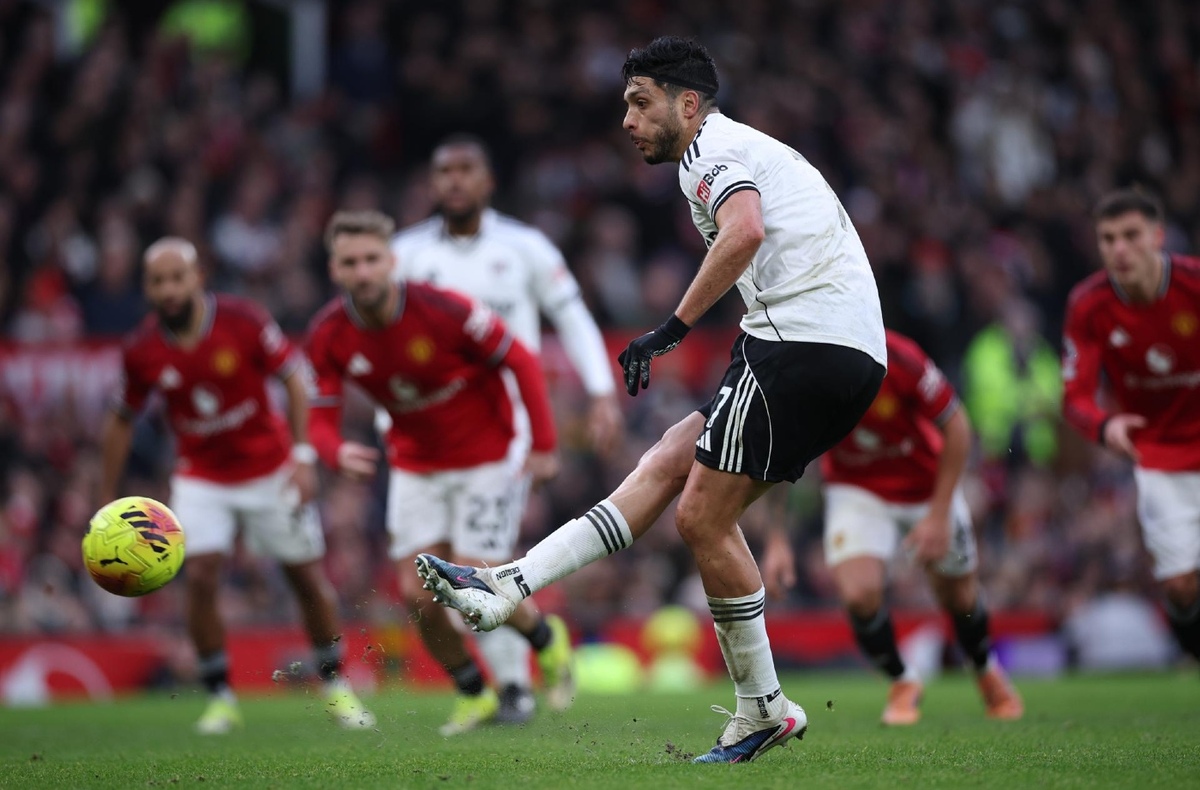 Raúl Jiménez, entre los reyes desde el punto penal