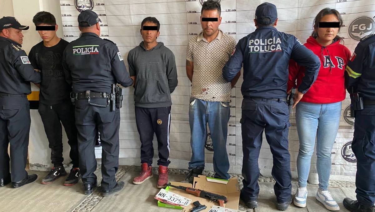 Los sospechosos viajaban en una camioneta con reporte de robo y placas sobrepuestas al momento de su detención. Especial