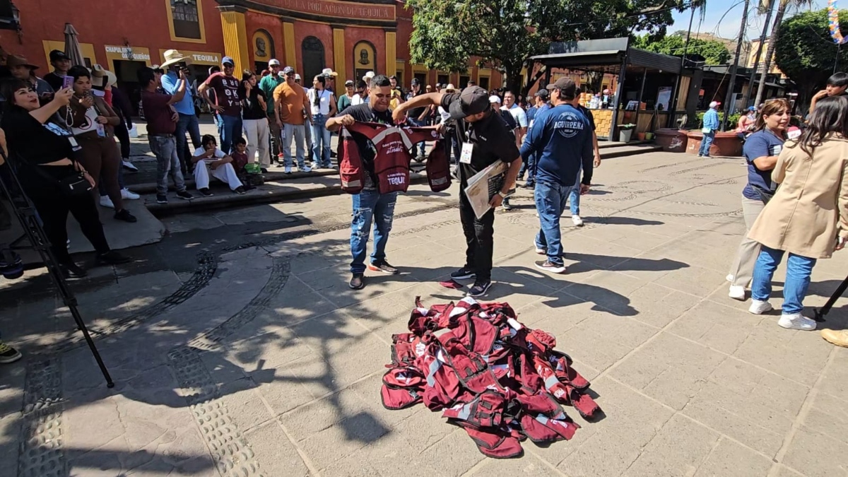 Trabajadores del ayuntamiento se deshicieron de chalecos de Morena que eran obligados a utilizar en Tequila (Foto: Juan Carlos Munguía)
