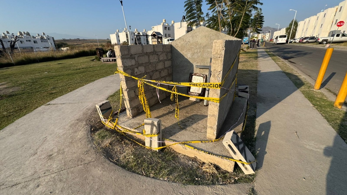 Vecinos erigen de a poco una capilla en honor a la bebé encontrada en un bote de basura (Foto: Alan Castellanos)