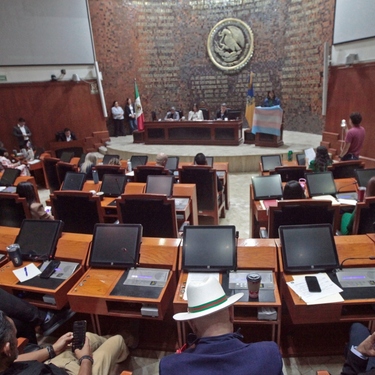 Un procedimiento administrativo acompañado de padres, madres o tutores hace posible el acceso al derecho identitario de las infancias trans en Jalisco