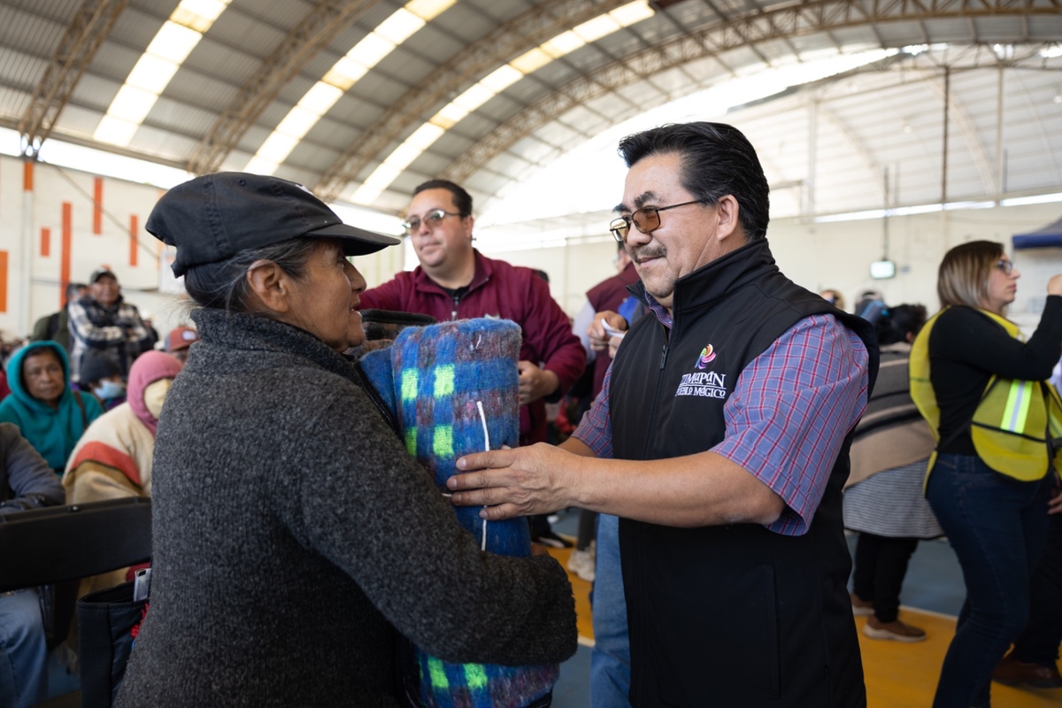 Entrega de cobijas en Zimapán. (Cortesía)