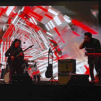 El grupo fusiona trip hop, industrial y electrónica.