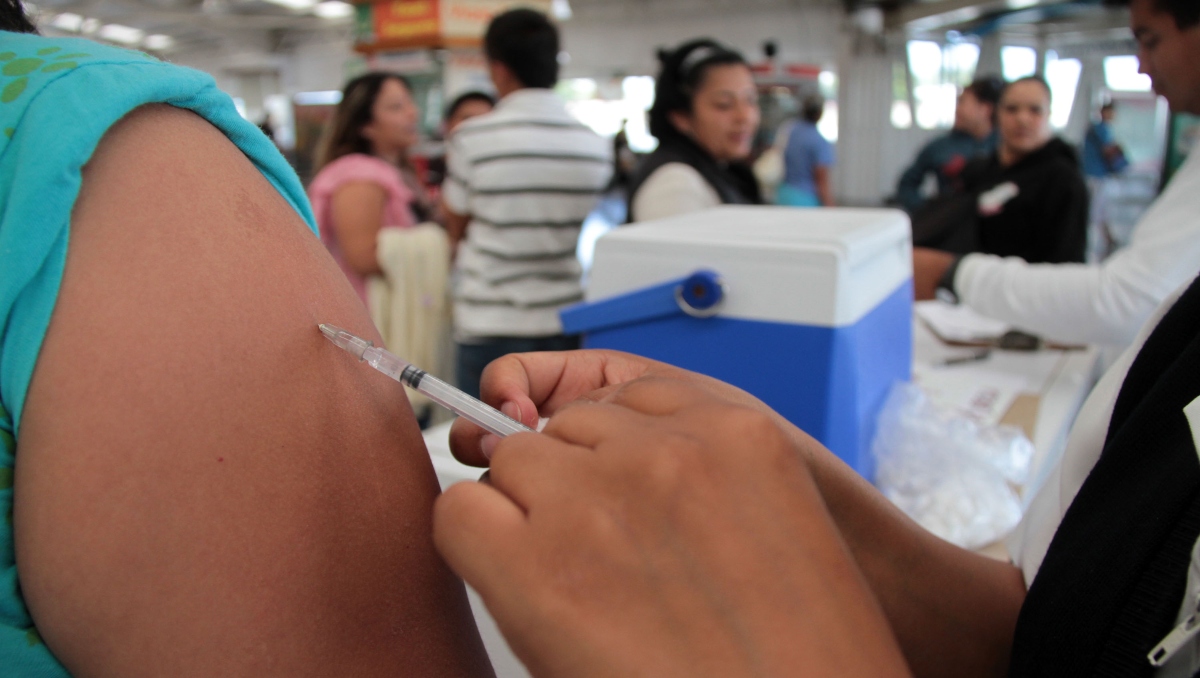 Llegan a Puebla cargamentos con vacunas contra sarampión | EsImagen