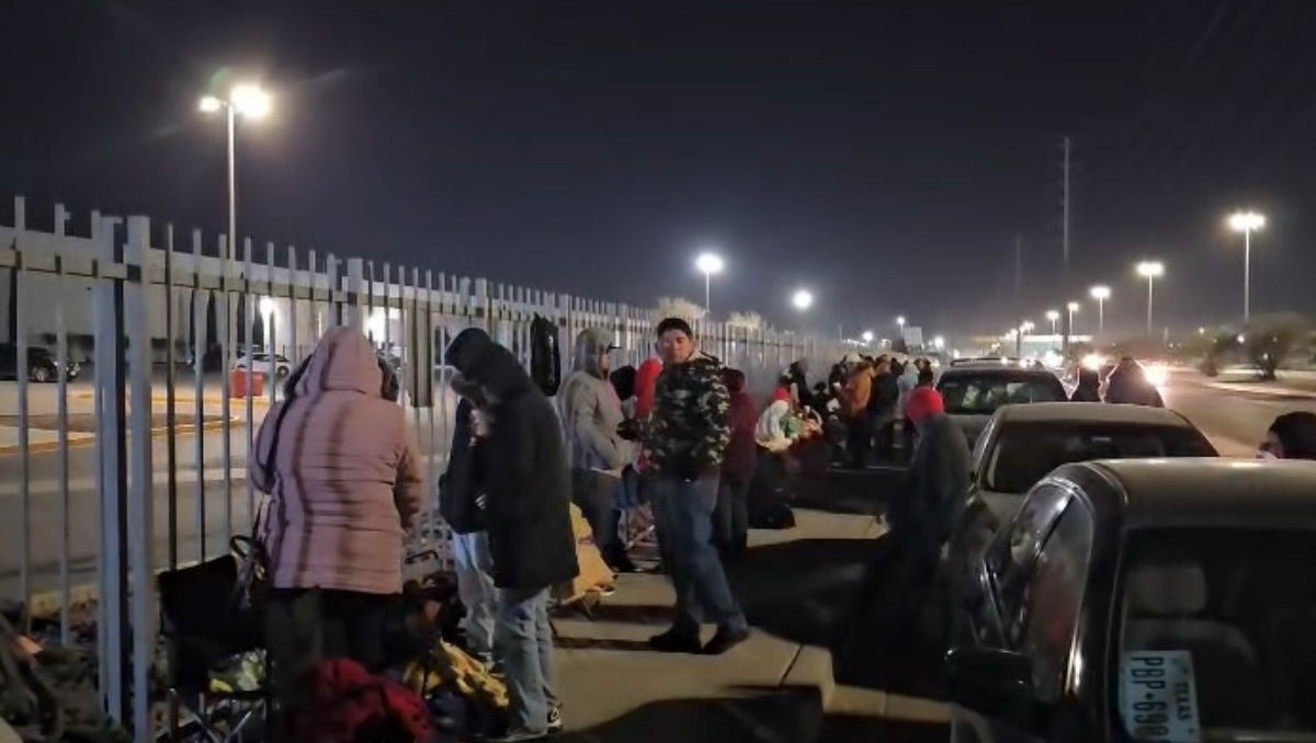 Personas acampan afuera de maquiladoras en Juárez, Chihuahua, para buscar trabajo