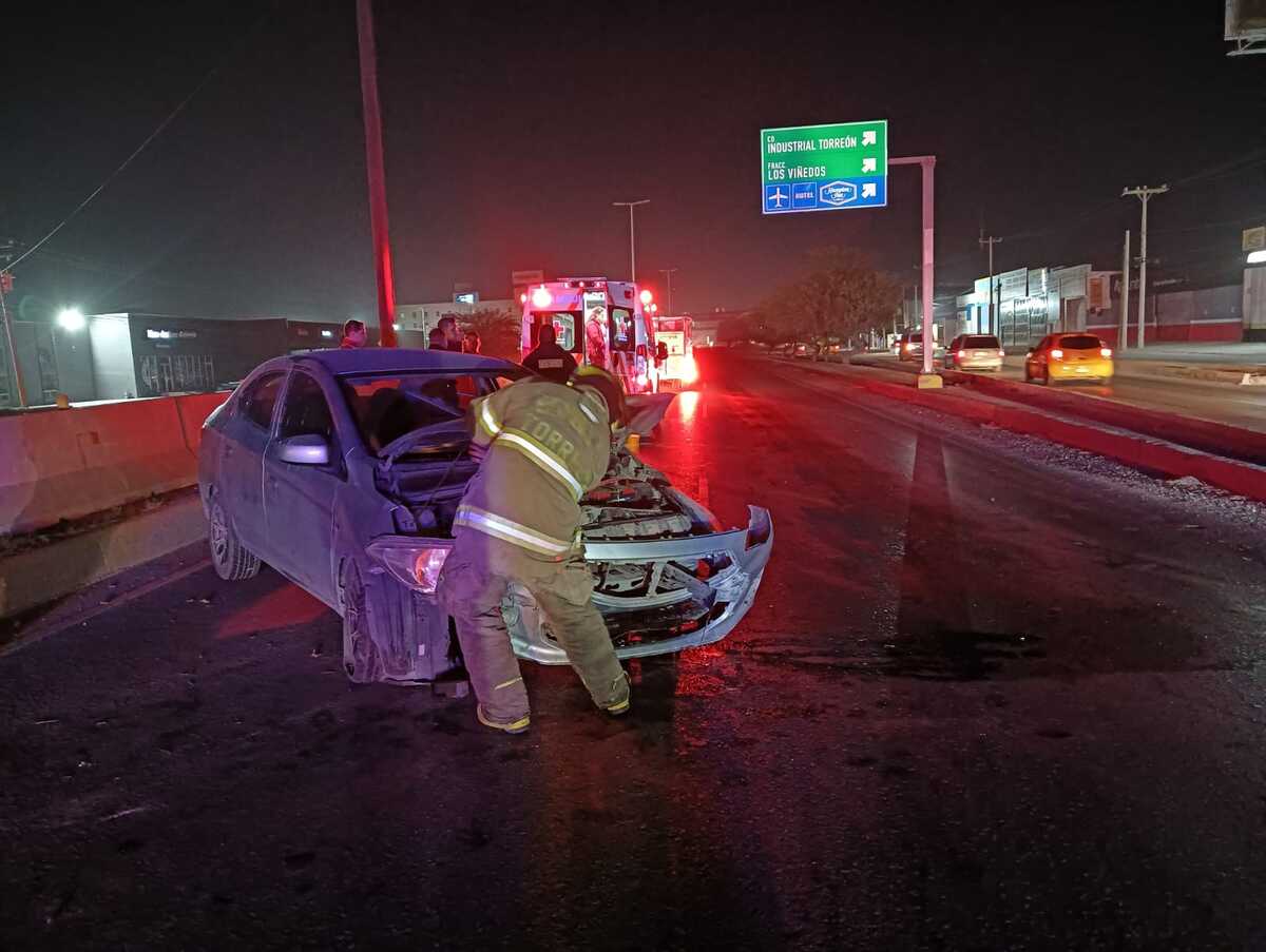 En Torreón, conductor destruye auto al chocar contra contención. | Milenio Policía