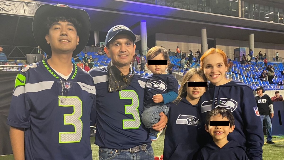 Afición regia celebran el triunfo de Seattle Seahawks ante Patriots en el Estadio Borregos