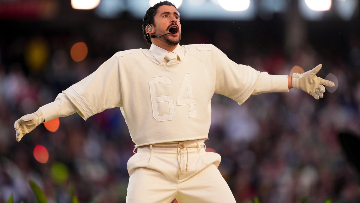 Bad Bunny se  presenta en el halftime del Super Bowl 2026. | Foto: AP