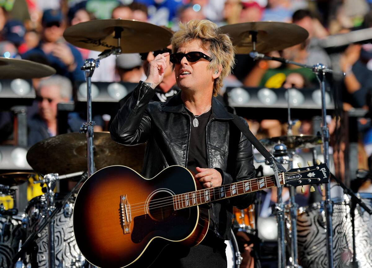 Billie Joe Amstrong salió con una medalla de la Virgen de Guadalupe en el show del Super Bowl