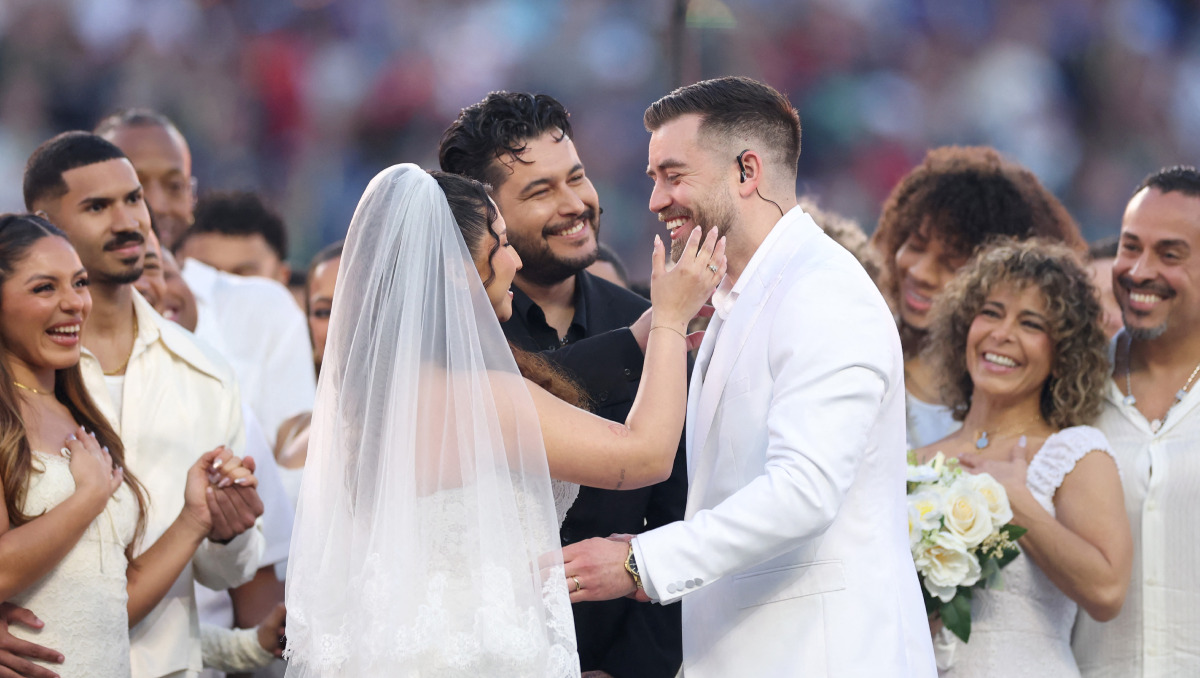 Boda en show de Bad Bunny fue real, ¿Quién es la pareja?