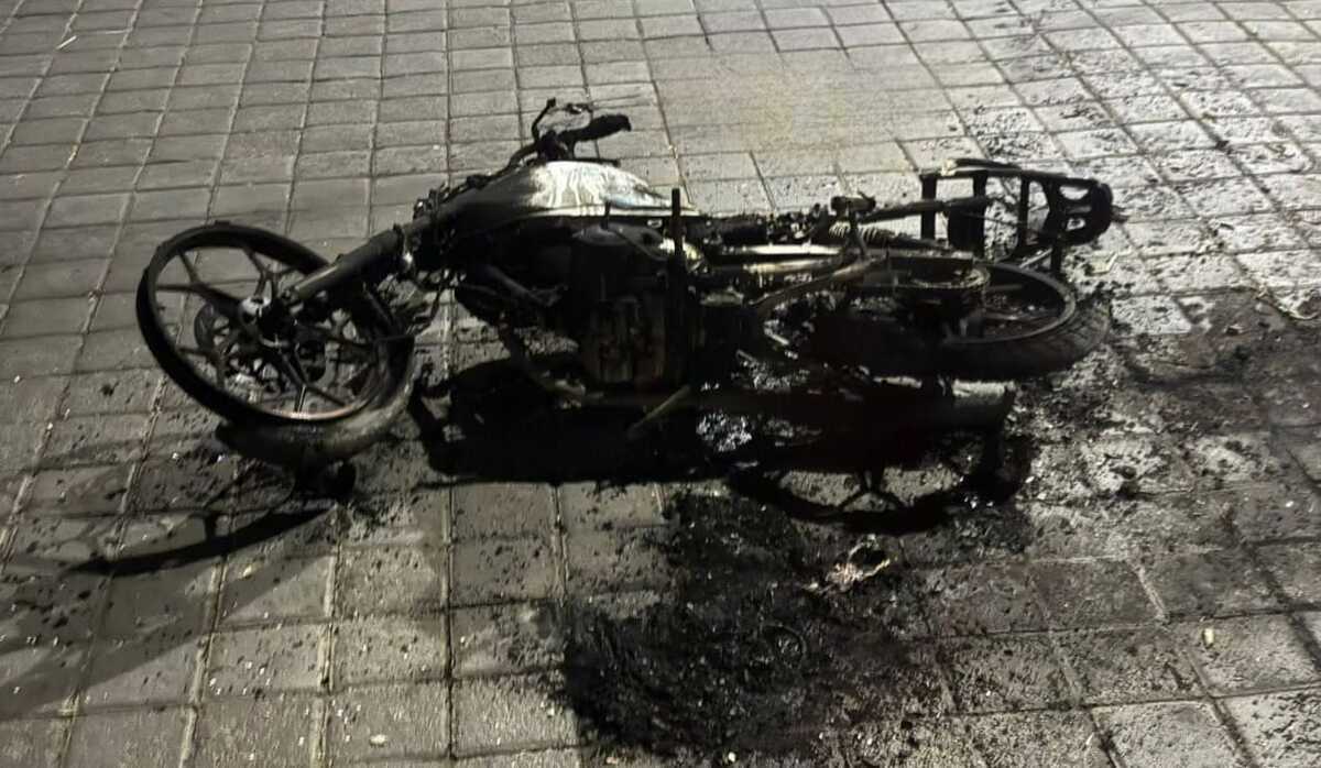 Acusan a hombres de robar farmacia en Tlaxcala, los intentan linchar y queman su moto