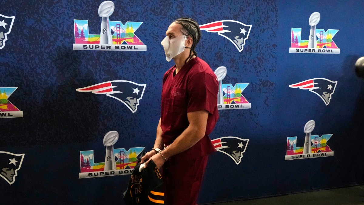 Mack Hollins, jugador de Patriots, sorprende al llegar esposado y con máscara al Super Bowl 2026