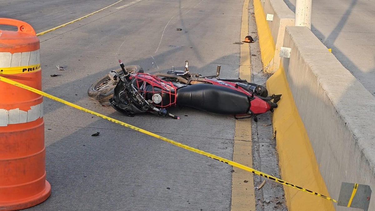 La motocicleta terminó aproximadamente 10 metros distante del cuerpo del joven (Foto: Juan Carlos Munguía)