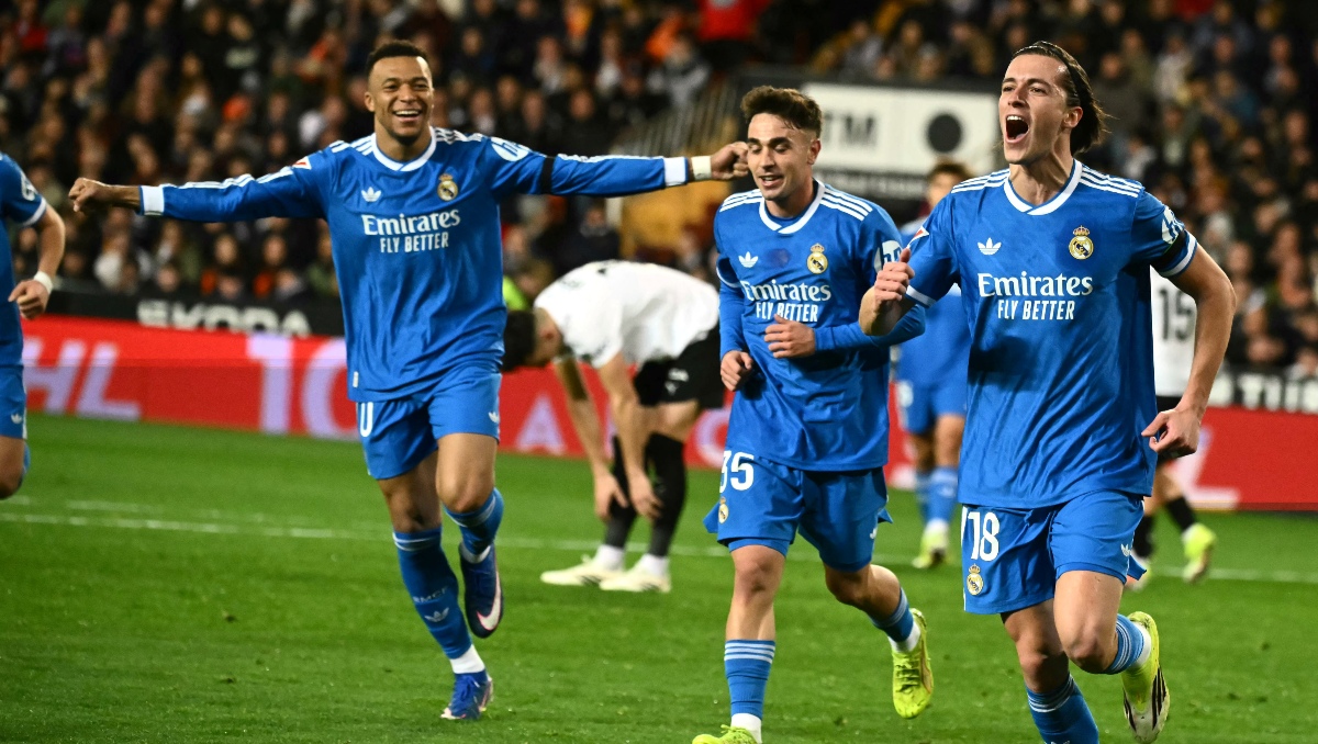 Real Madrid vence al Valencia y se mantiene peleando por el liderato (AFP)