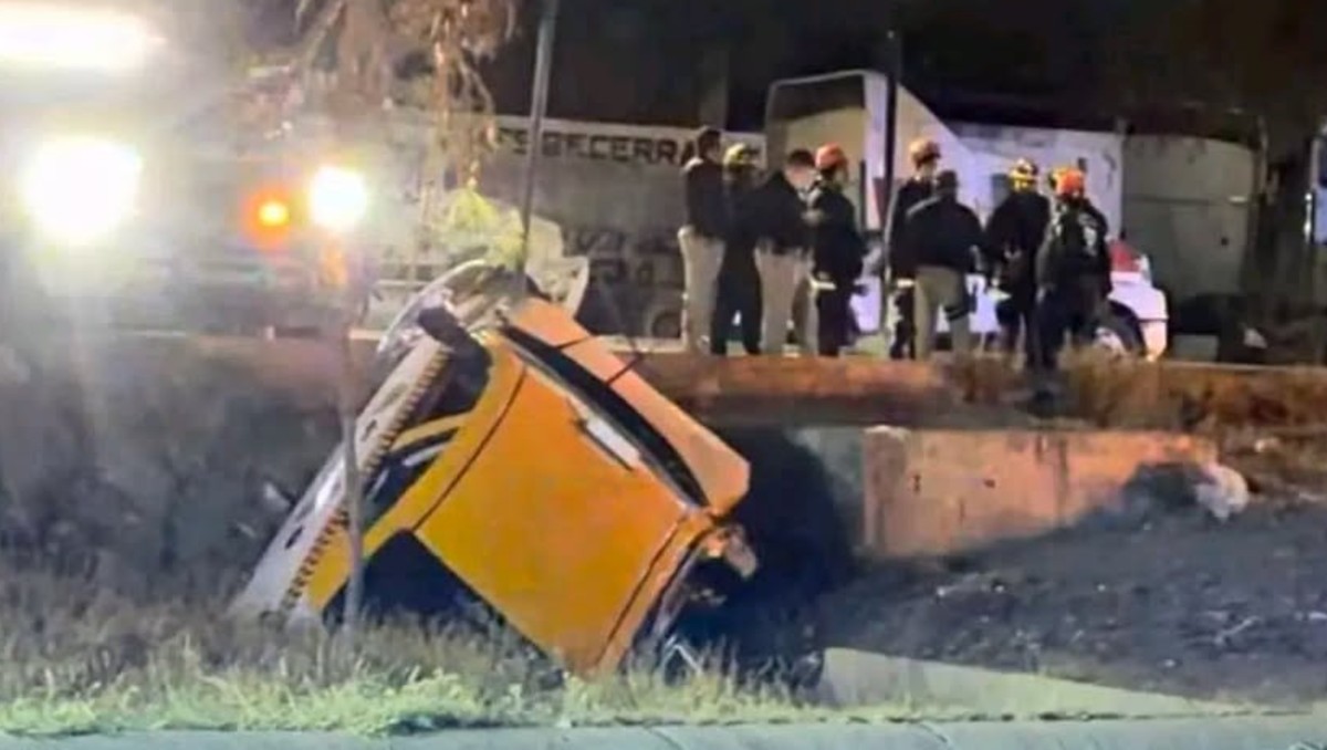 La volcadura del taxi Versa se registró en la avenida Luis Donaldo Colosio a la altura de la colonia López Mateos. | Israel Santacruz