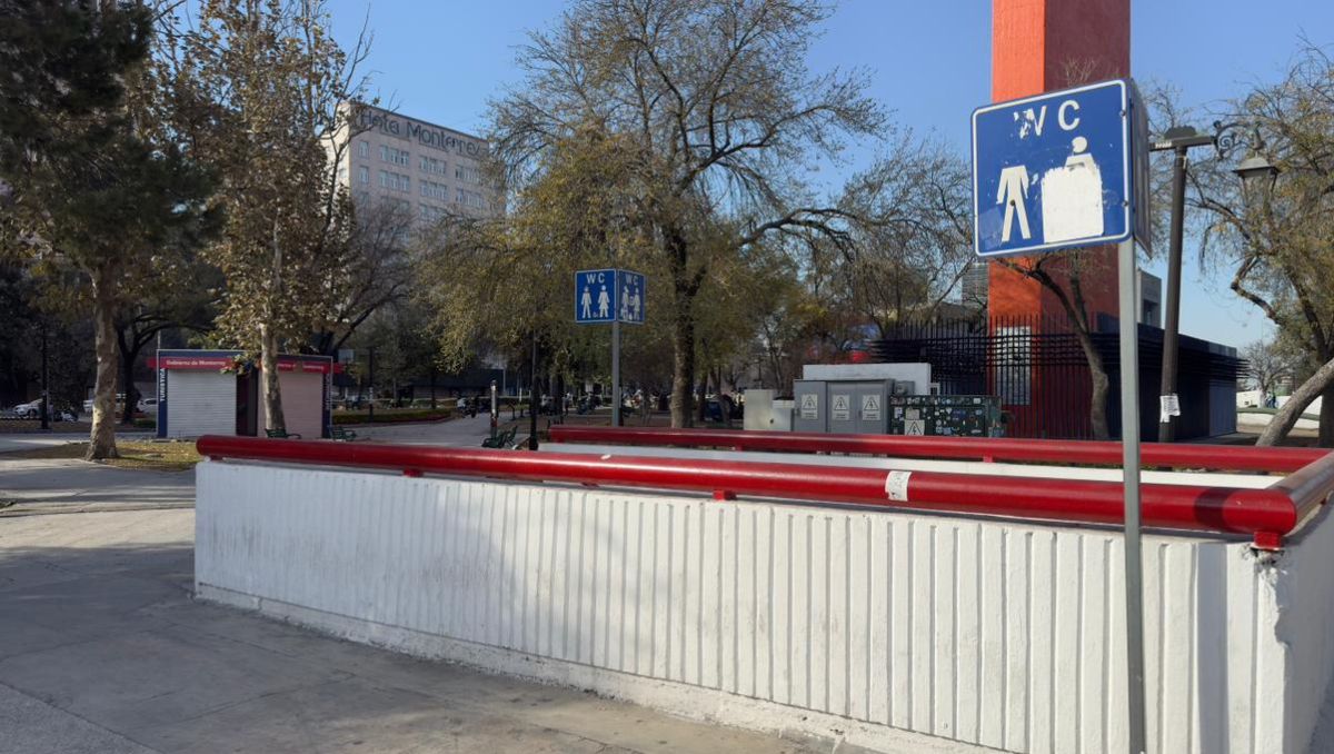 Algunos baños están cerrados y en otros cobran por ser utilizados. | Víctor González