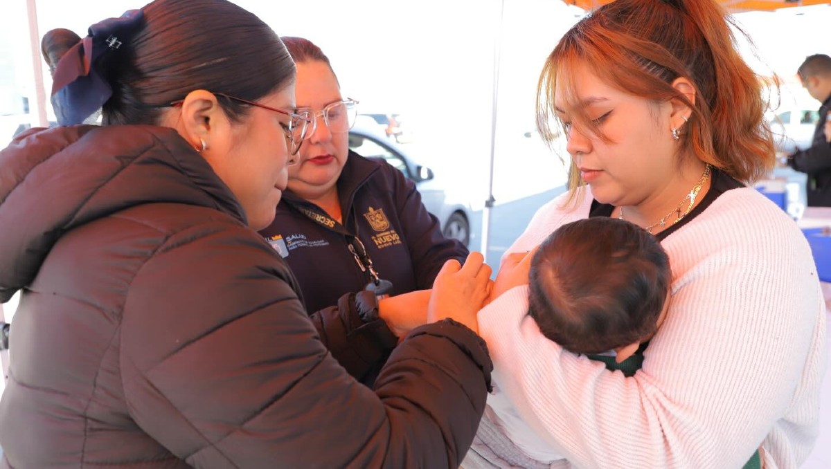 Como parte de la brigada se aplican vacunas contra sarampión, influenza y neumococo. | Secretaría de Salud