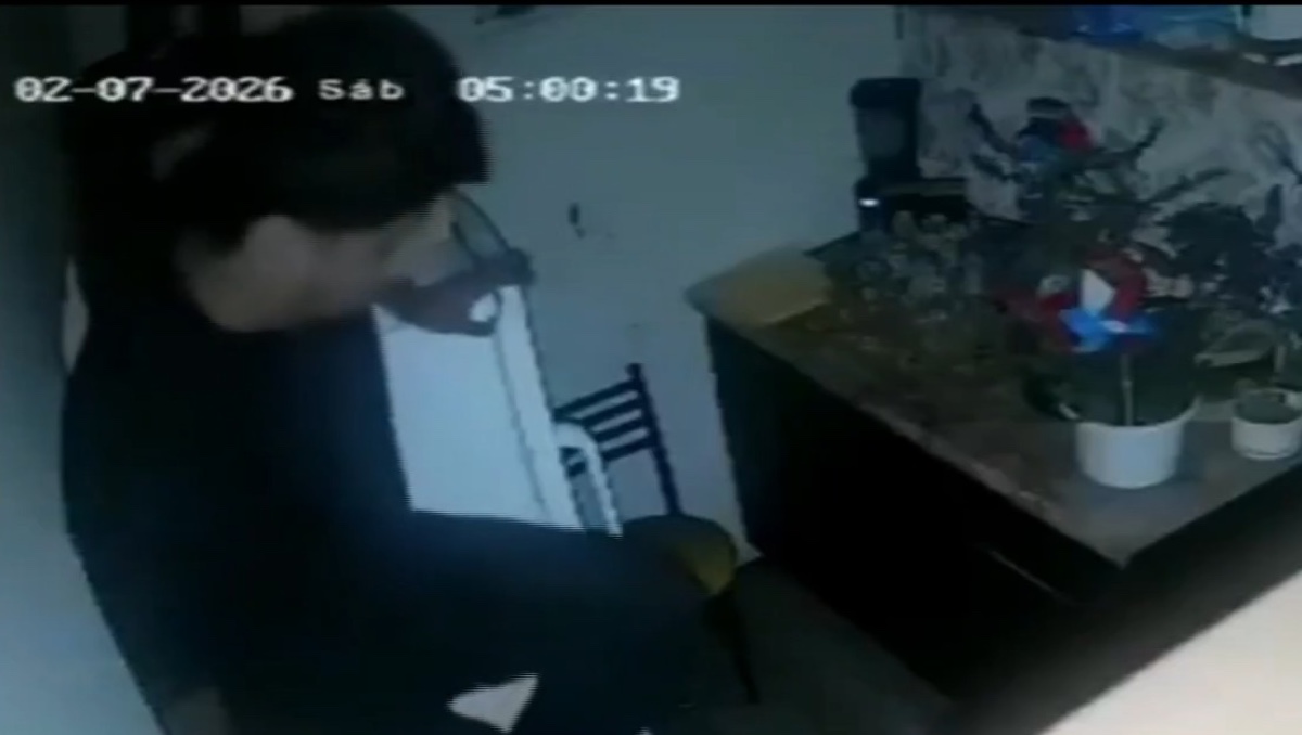 Asaltante usa bolsa de plástico para cubrirse el rostro y que no lo descubran; su botín fueron dulces y propinas | VIDEO