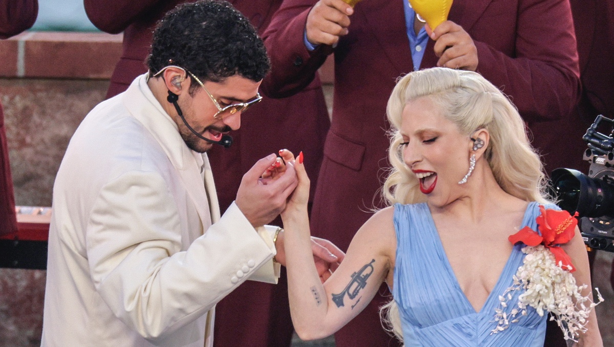 Lady Gaga y Bad Bunny en el Super Bowl luciendo un vestido azul del diseñador dominicano Raúl López con una flor de maga |