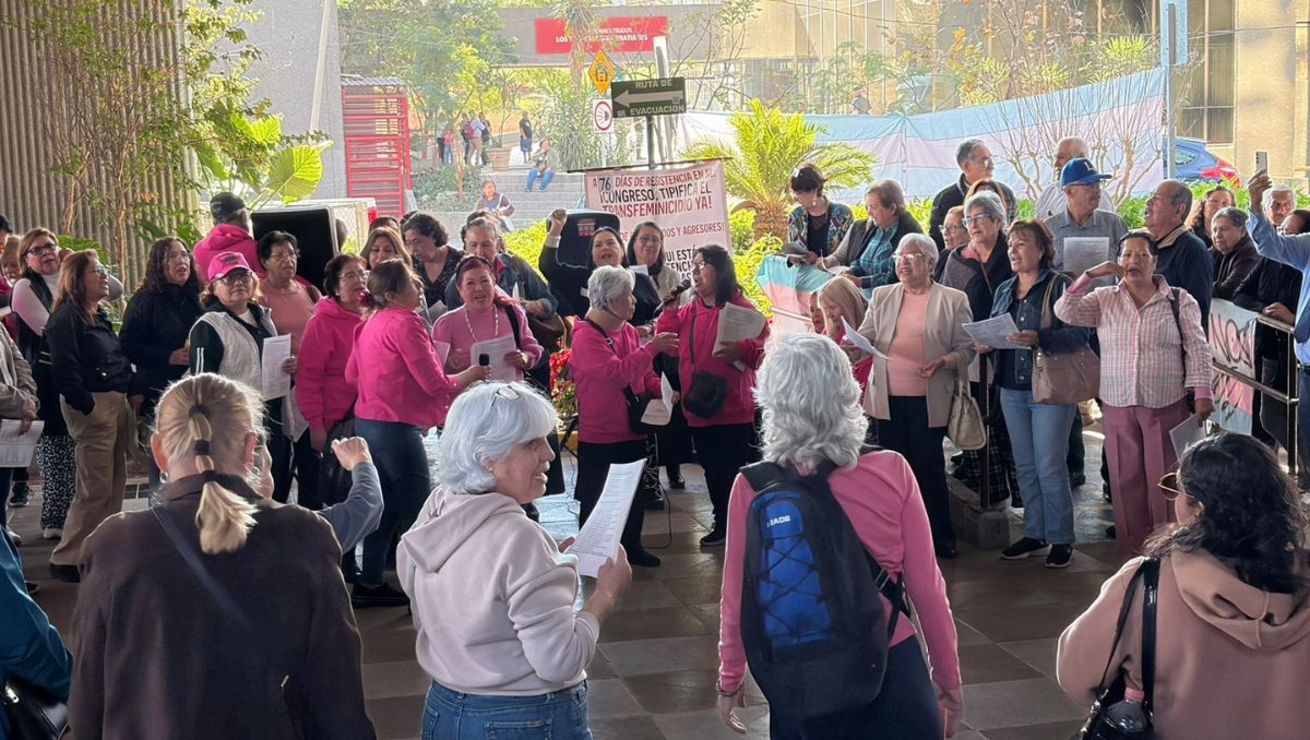 Los maestros jubilados realizaron una protesta pacífica en la Explanada de Congreso. Kevin Recio
