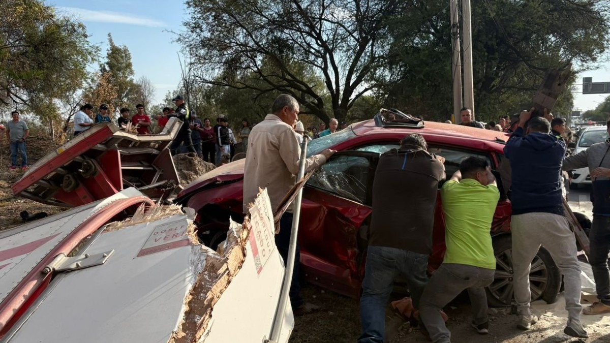 Rescatistas de León y San Francisco del Rincón realizaron intensas labores para cortar la carrocería del vehículo aplastado. | Especial.