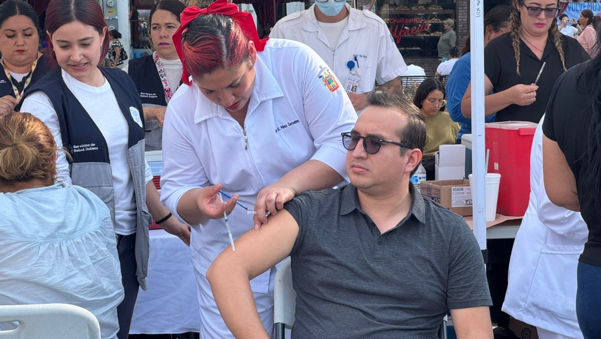 Los tapatíos acudieron responsablemente a vacunarse contra el sarampión durante el fin de semana (Foto: Alan Castellanos)
