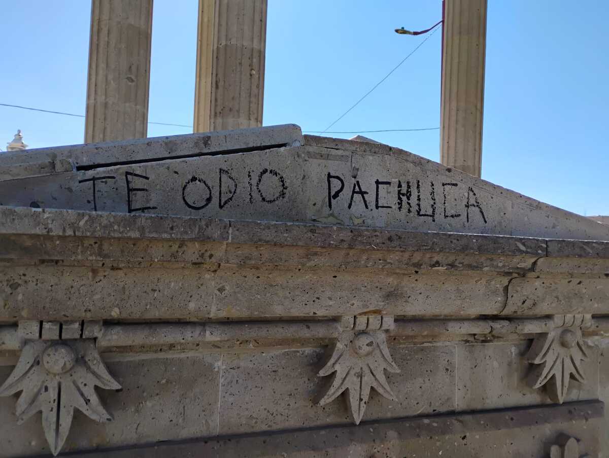 Vandalizan con mensaje de odio la estructura central de la Rotonda de los Hidalguenses Ilustres en Pachuca. Foto: Alejandro Reyes