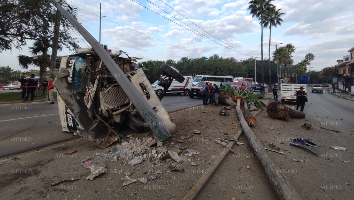 Autobús de transporte público vuelca en bulevar de Tampico