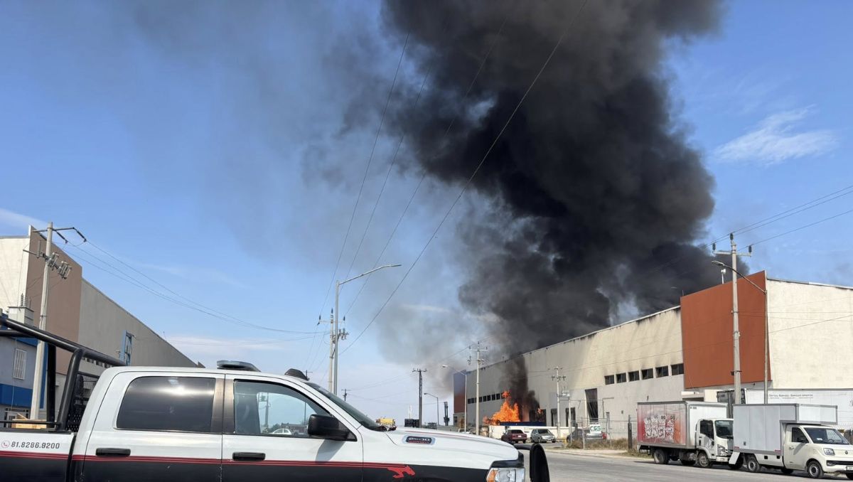 Una gran columna de humo se observa desde distintos puntos del área metropolitana. | Especial