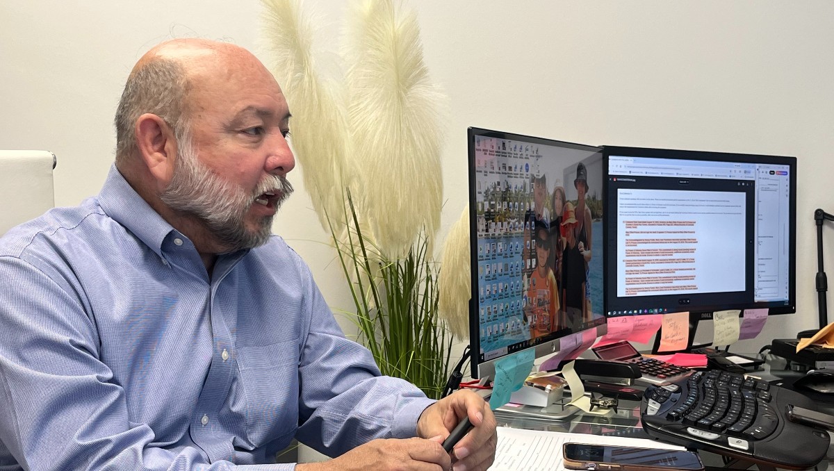 Ex oficial de la migra se convierte en defensor de extranjeros frente a ICE