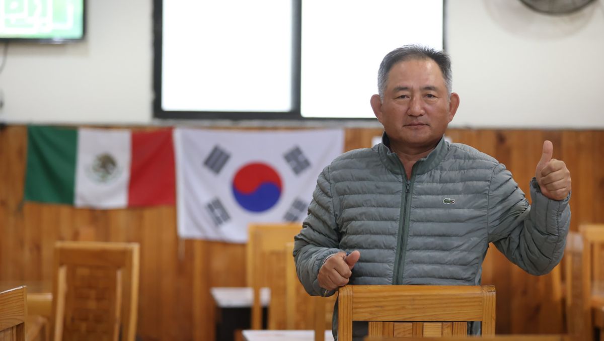 Lee Mun es dueño de un restaurante; él se ve viviendo otros 20 años en México. Jorge López