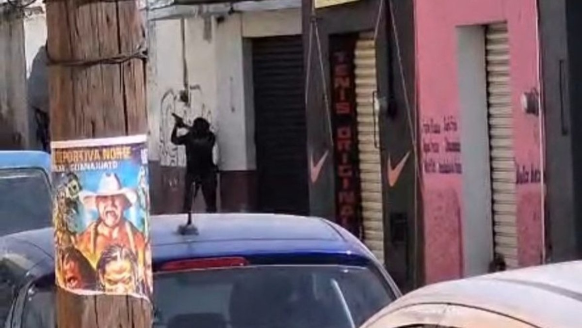 La situación provocó alarma entre peatones y automovilistas que transitaban por el centro de Cortazar. | Especial