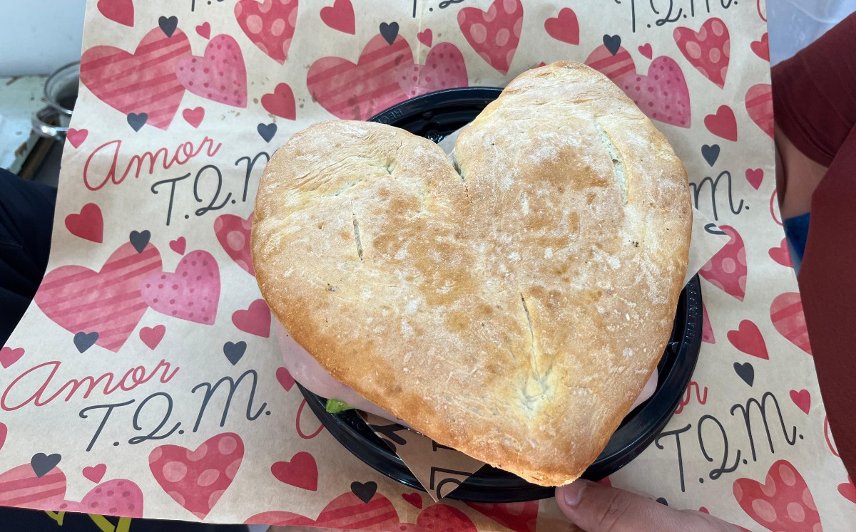 Torta de la barda en forma de corazón en Tampico. Foto: Yazmín Sánchez