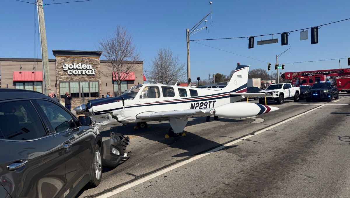 Avión aterriza de emergencia en carretera transitada y solo golpea a 3 autos | VIDEO