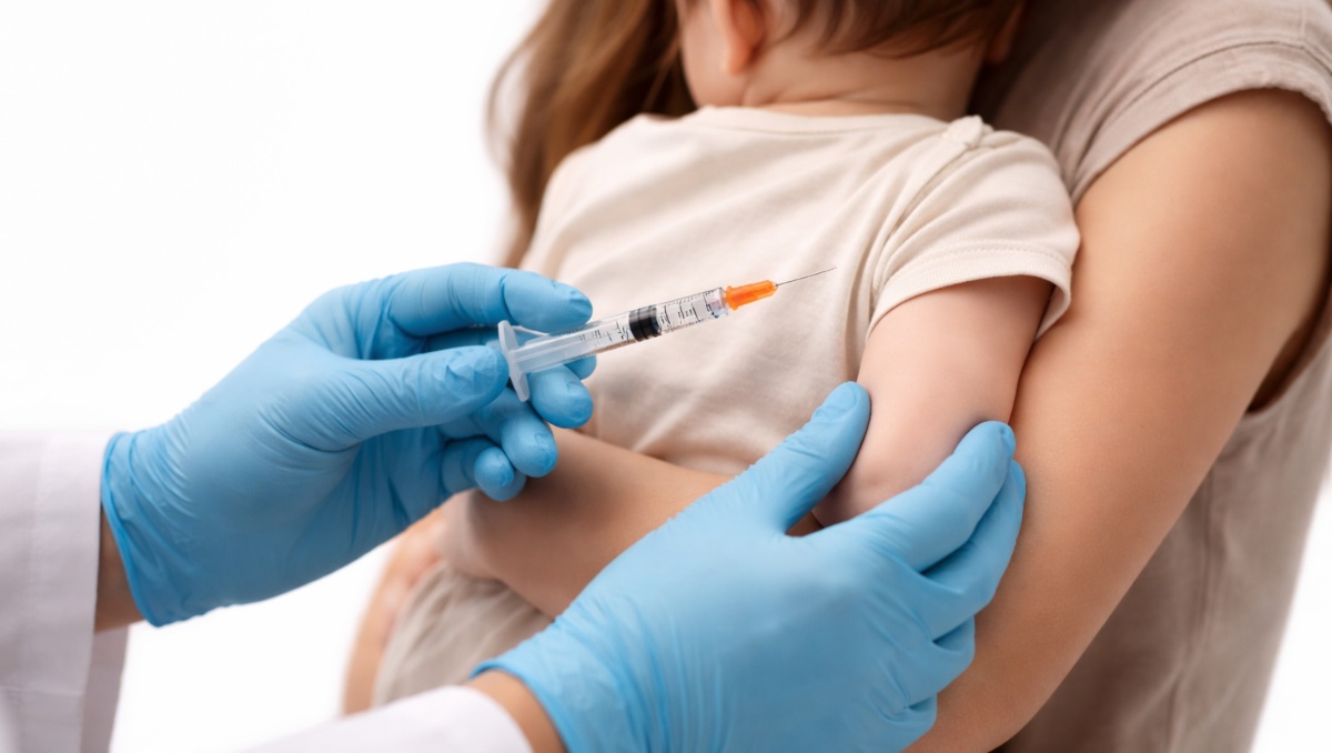 ¿Por qué es importante aplicar la segunda dosis de la vacuna contra el sarampión cuando un bebé cumple un año y medio de edad?