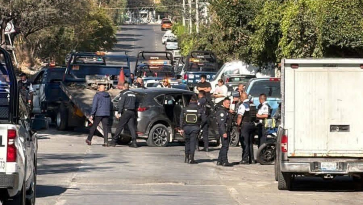 Una persecución en León, tras la detección de una camioneta con reporte de robo en la León–Lagos, dejó un choque múltiple y tres detenidos.
