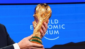 Gianni Infantino, presidente de la FIFA, sostiene el Trofeo de la Copa del Mundo.