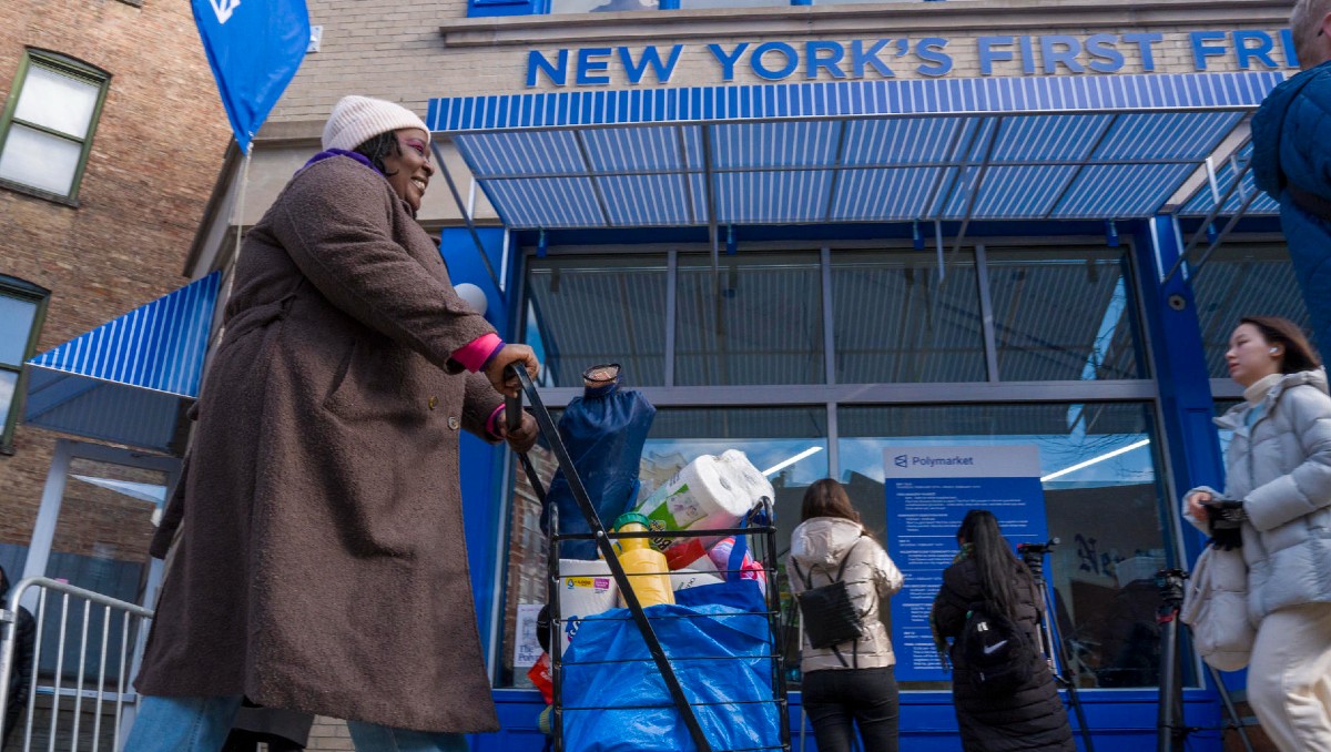 Supermercado gratuito en NY, patrocinado por app de apuestas, abarrota filas
