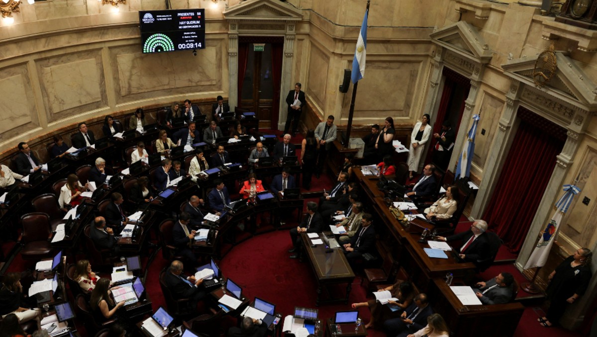 Senado de Argentina aprueba reforma laboral; propone jornadas de hasta 12 horas