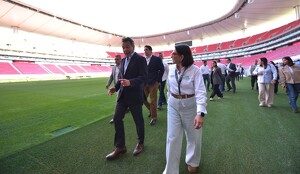 Pablo Lemus y Emilia Calleja Alor visitan el estadio Guadalajara rumbo al Mundial 2026