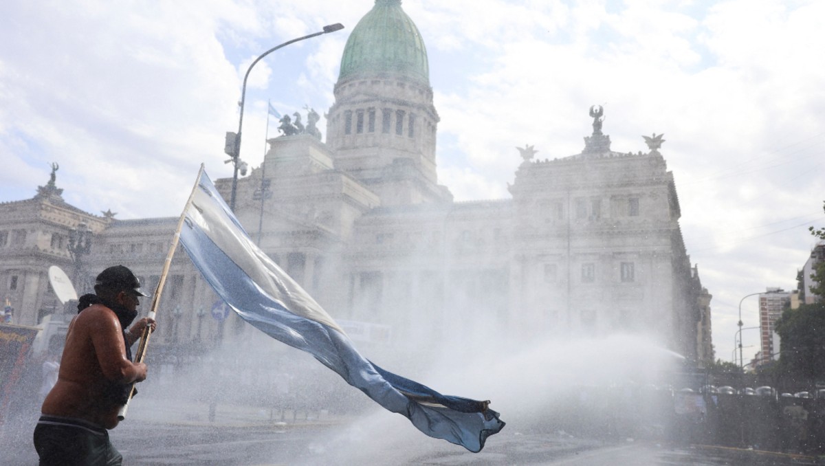 Rumbo a aprobación, Argentina identifica manifestantes contra reforma laboral para encarcelarlos