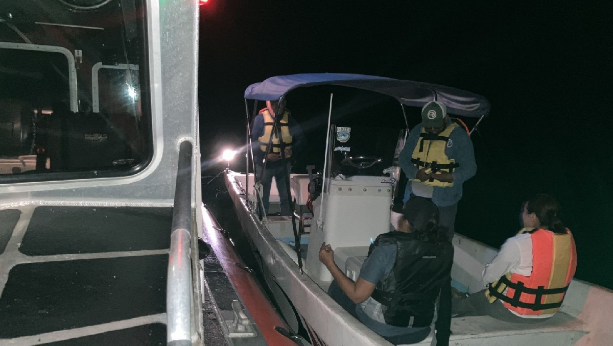 Marina rescata a 4 personas que se quedaron atrapadas en una embarcación en Quintana Roo