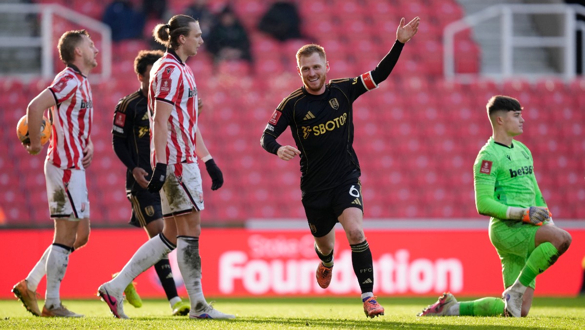 Fulham y Raúl Jiménez siguen con vida en la FA Cup tras vencer al Stoke City