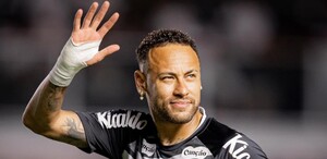 El futbolista brasileño, Neymar vuelve a jugar con el Santos tras cirugía de rodilla.
