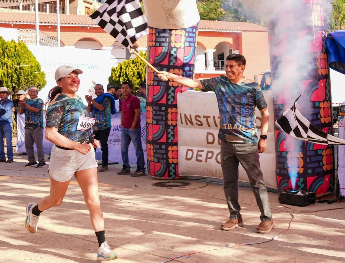 Salomón Jara asiste a la inauguración de los juegos deportivos en San Melchor Betaza