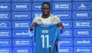 Christian Ebere es presentado como jugador de Cruz Azul (Javier Ríos)